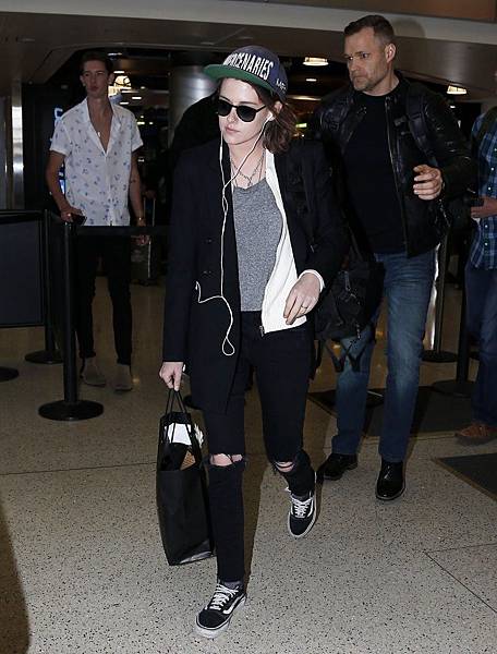 Kristen-Stewart-MOTHER-The-Looker-Ankle-Fray-Guilty-As-Sin-2-778x1024.jpg