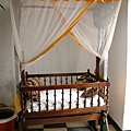 這是古董喔！！是古代的嬰兒床