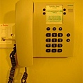 電梯前的緊急聯絡電話