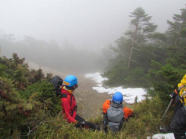 等等要從那道白雪滑下去