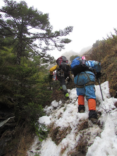 穿達新牌雨衣雨褲