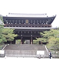 京都真的是古都，路上隨時都有古寺
