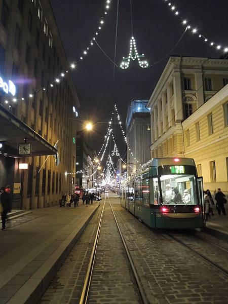 赫爾辛基街頭有輕軌電車，看起來是不是很有fu