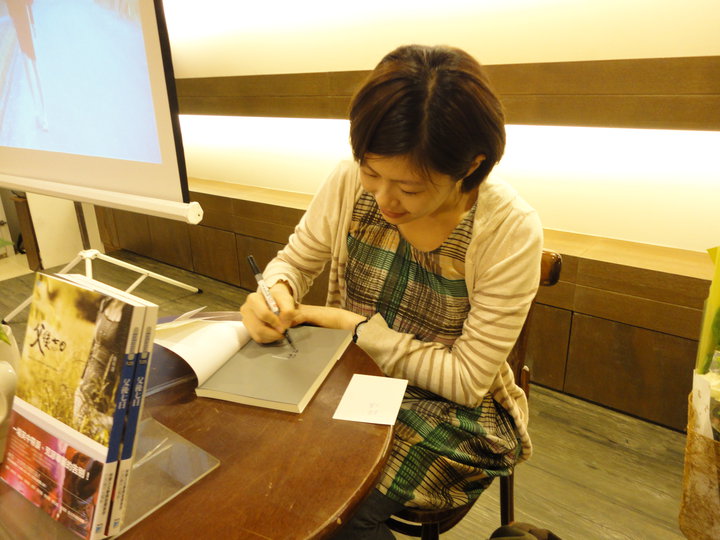 梓潔誠品簽書.jpg 梓潔誠品簽書.jpg