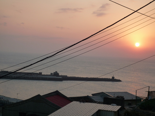 夕陽下的中柱港，搭船到東引的第一站.jpg