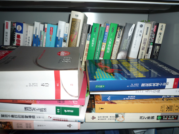 我辦公室身後的書櫃。其實這些書我也早該拎回家,但我什麼時候放了這麼多本書?.jpg 我辦公室身後的書櫃。其實這些書我也早該拎回家,但我什麼時候放了這麼多本書?.jpg