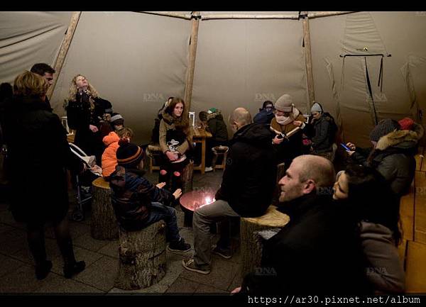 sous-le-kota-on-discute-et-mange-entre-amis-assis-autour-du-feu-sur-des-peaux-de-renne-photo-dna-cedric-joubert-1543168661
