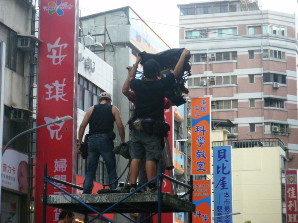 趕快幫攝影機穿雨衣