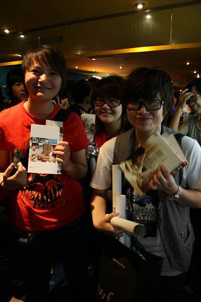 9/12 帶了很多東西來簽名的影迷～～