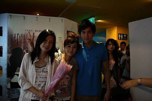 9/12 貼心的粉絲獻上花束