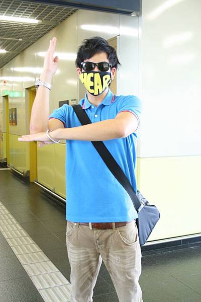 9/12 Eddie在高鐵站戴上粉絲送的口罩 但這是什麼姿勢啊...