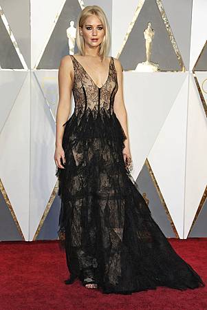 oscars-red-carpet-2830-jennifer-lawrence-superJumbo-v2.jpg