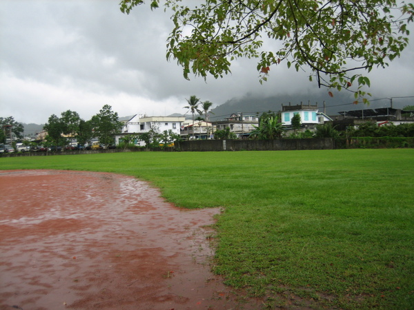 雨中的太巴塱國小球場