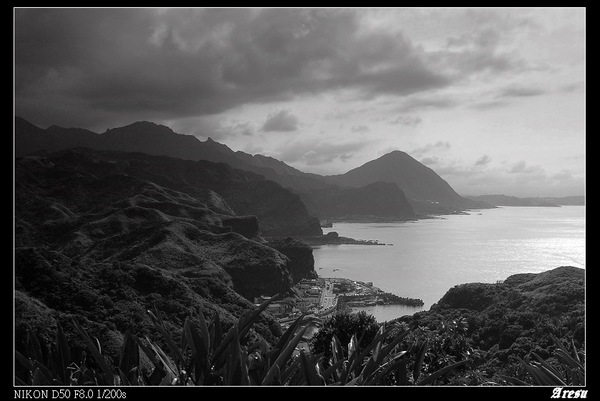 鼻頭角步道遠望漁港方向海岸-黑白.jpg