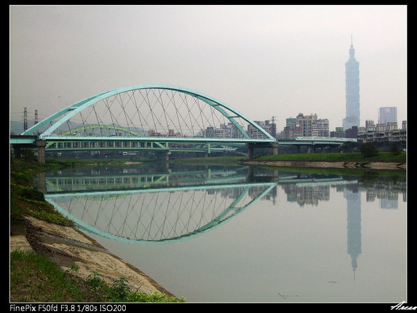 彩虹河濱公園遠望麥帥橋與101.jpg