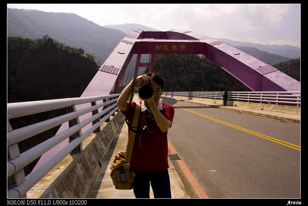 逸凡in巴陵大橋.jpg