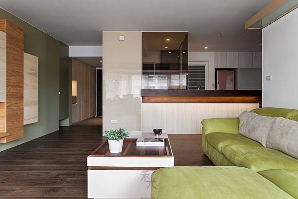 廚房快炒區在吧檯上方以茶玻為隔間，隔絕油煙的飄散但依然可觀看小孩動態。