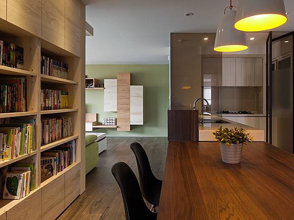 餐桌後方即是書櫃，讓餐廳成為全家休憩閱讀貪心的空間。