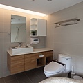 主浴空間寬敞，擁有完整的收納空間，暖風機、馬桶沖洗器應有盡有。