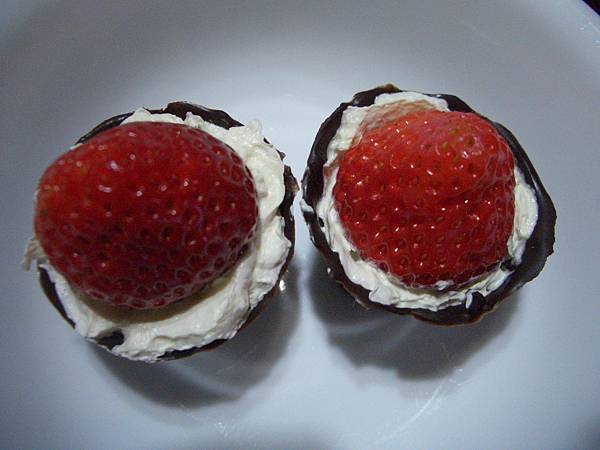 草莓酸酸巧克力甜甜