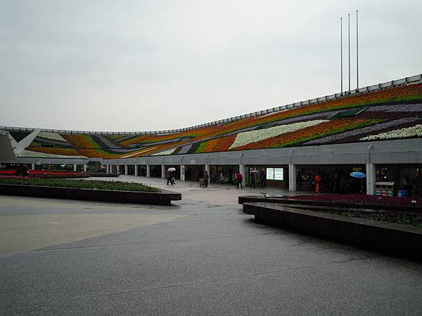 爭艷館上空不斷有飛機飛過去