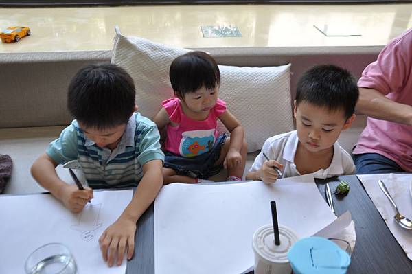 哥哥们開始畫畫啦?!