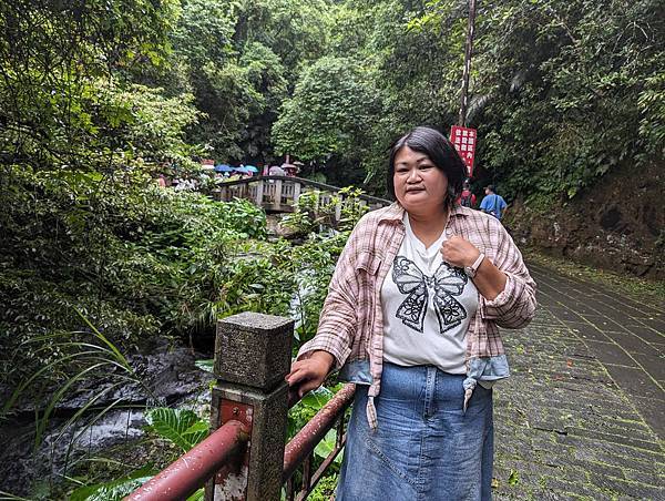 社區旅遊/宜蘭縣/礁溪鄉/五峰旗瀑布/雨中無法往上爬美食街加