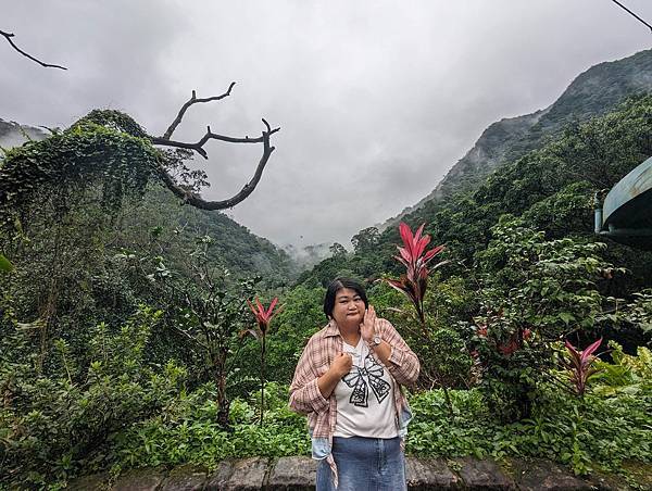 社區旅遊/宜蘭縣/礁溪鄉/五峰旗瀑布/雨中無法往上爬美食街加