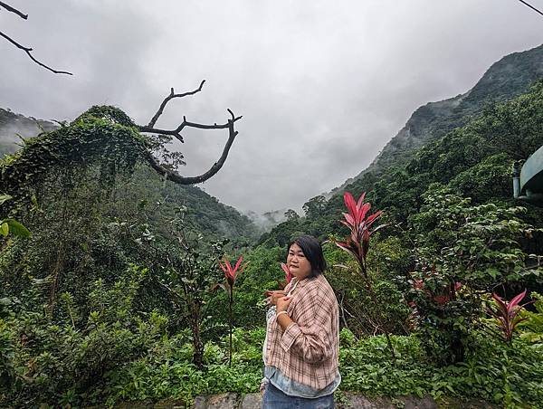 社區旅遊/宜蘭縣/礁溪鄉/五峰旗瀑布/雨中無法往上爬美食街加