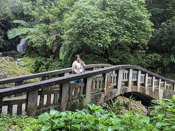 社區旅遊/宜蘭縣/礁溪鄉/五峰旗瀑布/雨中無法往上爬美食街加