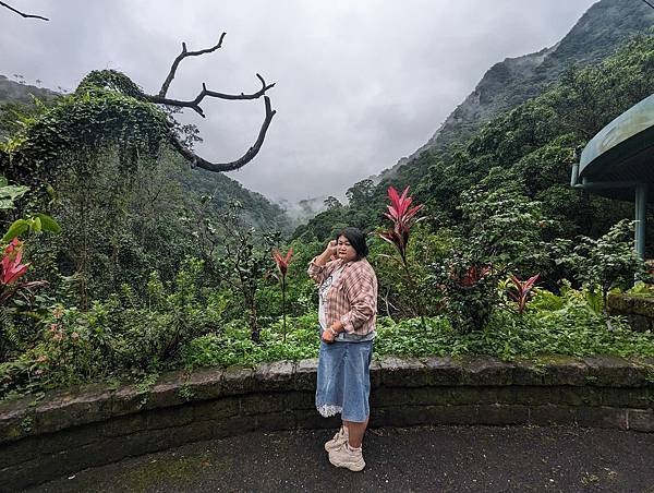 社區旅遊/宜蘭縣/礁溪鄉/五峰旗瀑布/雨中無法往上爬美食街加