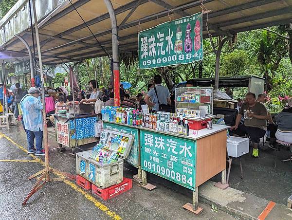 社區旅遊/宜蘭縣/礁溪鄉/五峰旗瀑布/雨中無法往上爬美食街加
