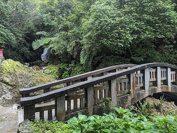 社區旅遊/宜蘭縣/礁溪鄉/五峰旗瀑布/雨中無法往上爬美食街加