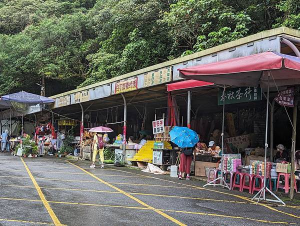 社區旅遊/宜蘭縣/礁溪鄉/五峰旗瀑布/雨中無法往上爬美食街加