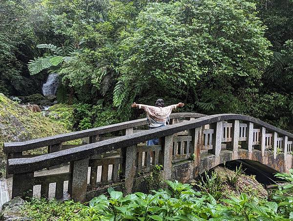 社區旅遊/宜蘭縣/礁溪鄉/五峰旗瀑布/雨中無法往上爬美食街加