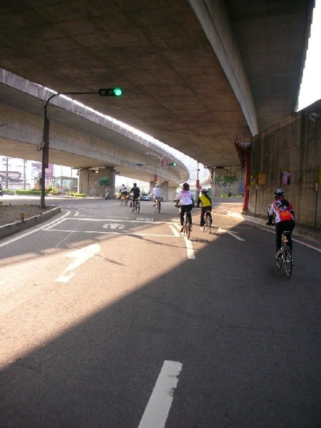 18.穿過高速公路  就到碧潭.JPG