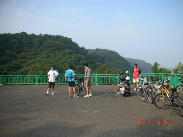 16.背心小符  騎著淑女車上娘子坑.JPG