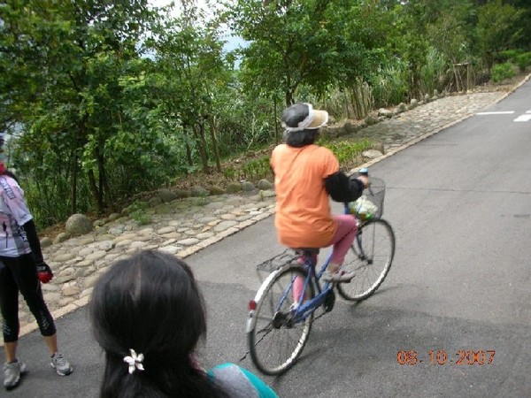 72.就是她  小菊阿姨  撞到嘟嘟.JPG