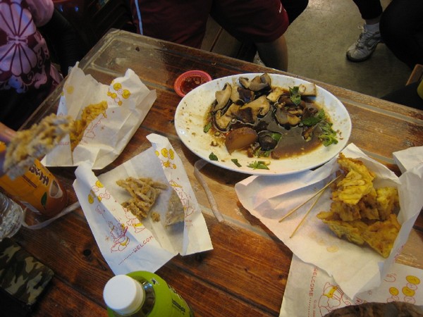 24.張大哥幫忙加菜.JPG