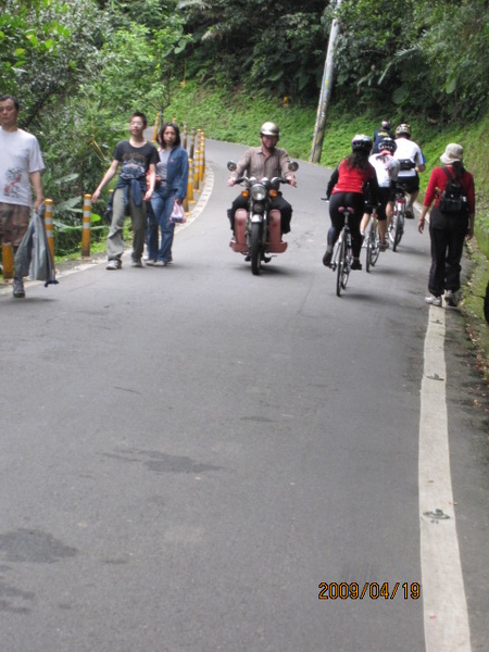 10.窄窄的山路不時要閃路人與機車.JPG