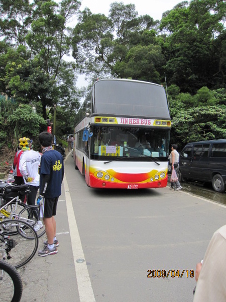 15.厚!這是怎樣,路夠窄了,遊覽車還來湊熱鬧.JPG