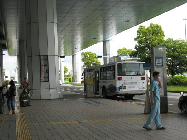 要從國際空港搭ShuttleBus到國內線空港