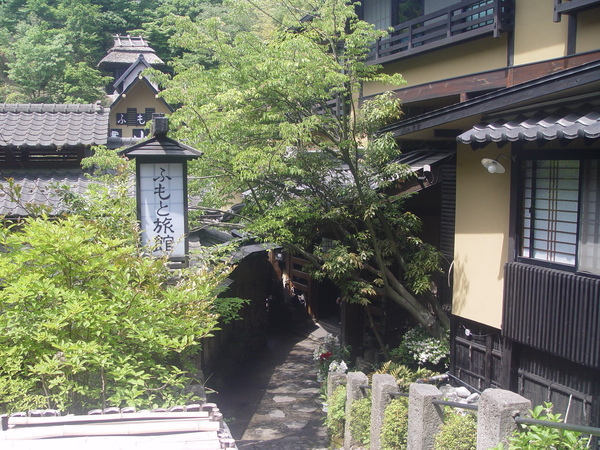 980520028黑川街上處處是溫泉旅館.JPG
