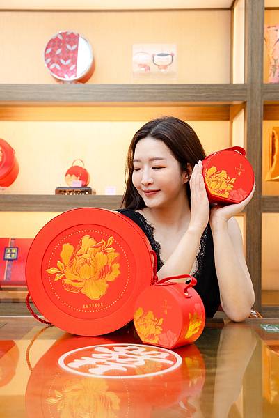 「皇樓」精緻的喜餅不僅喜氣洋洋,最重要的是承載了新人們的滿滿 「皇樓」精緻的喜餅不僅喜氣洋洋,最重要的是承載了新人們的滿滿