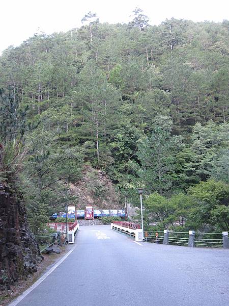 武陵農場入口處，向左前往國民賓館，向右就是觀光區跟其他住宿區了