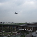又一架飛機經過