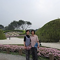 媽媽和阿姨，背景還有個花鐘（很容易被忽略掉 XD）