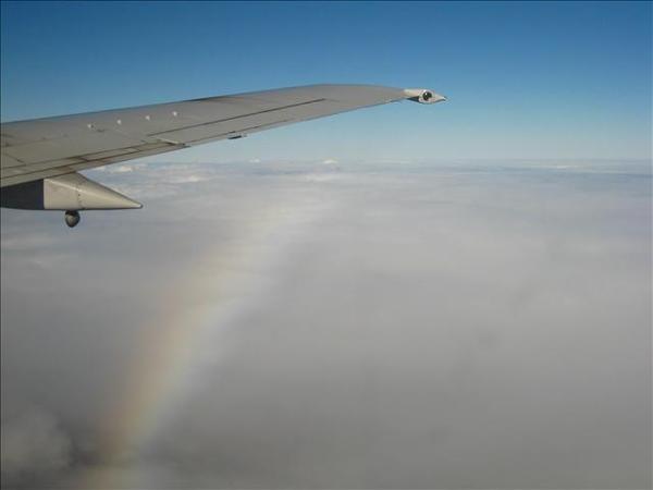 飛機上看到的彩虹