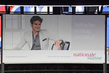 鐵路上最吸睛的廣告,當然就是Federer的看板啦~