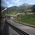 通往Kleine Scheidegg的火車，整片窗戶直達頂端，可惜不能開窗